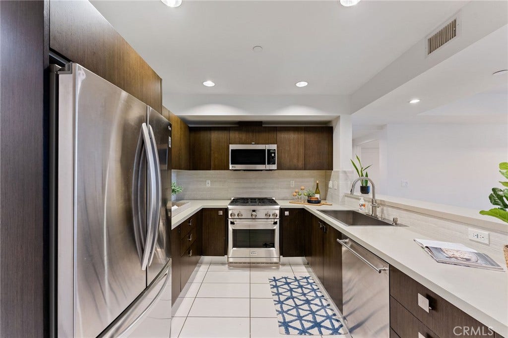 118 N Kings Rd, #201, Los Angeles, CA 90048 118 N Kings Rd, #201, Los Angeles, CA 90048