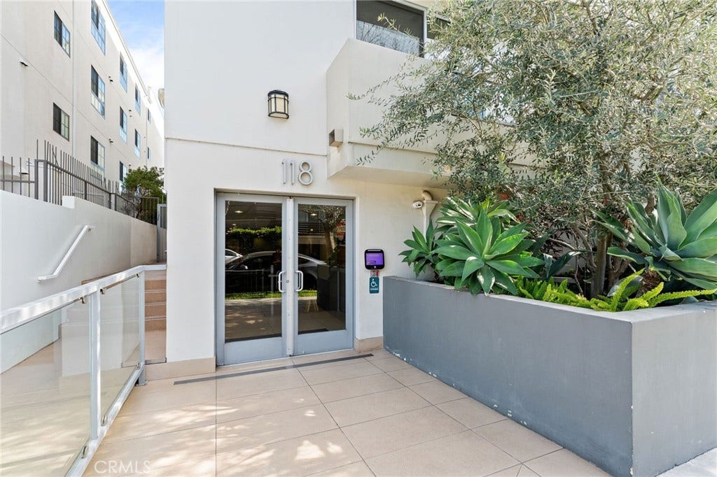 118 N Kings Rd, #201, Los Angeles, CA 90048 118 N Kings Rd, #201, Los Angeles, CA 90048