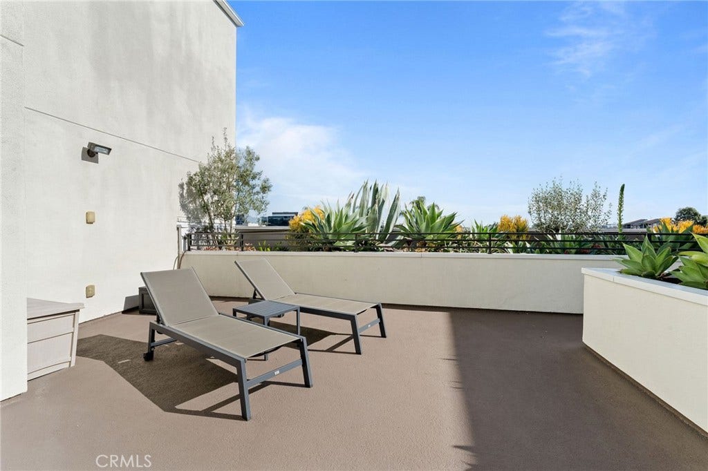 118 N Kings Rd, #201, Los Angeles, CA 90048 Sun deck