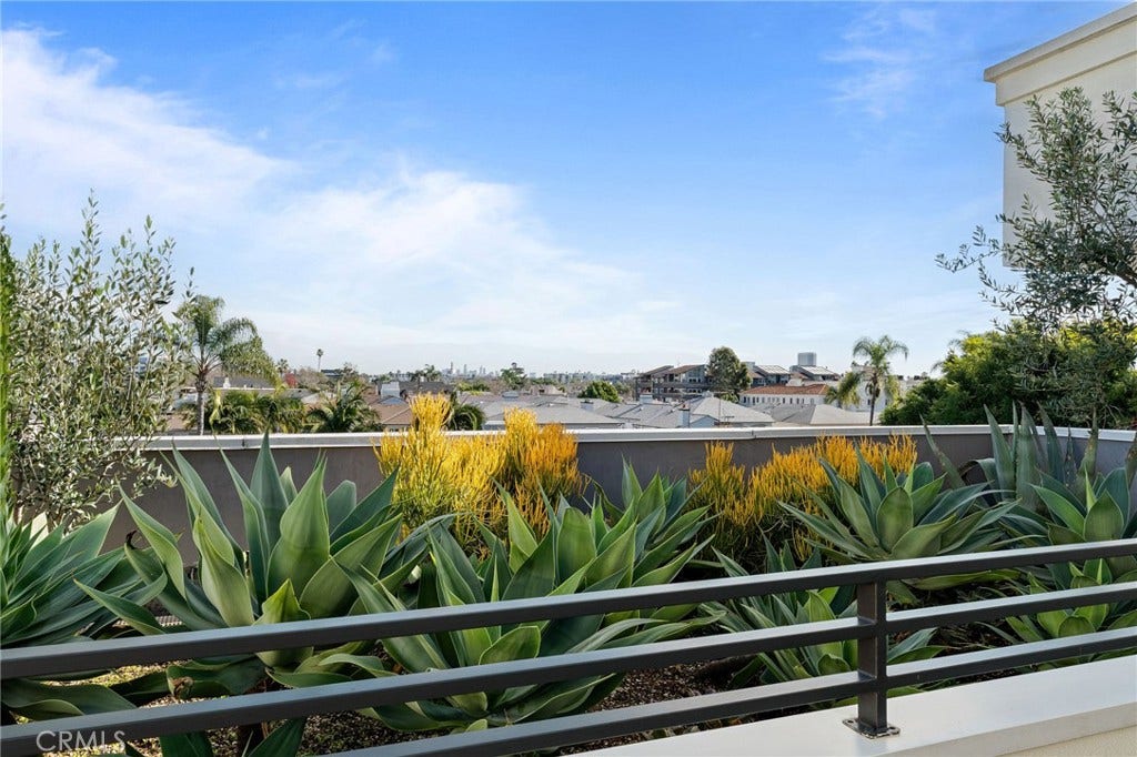 118 N Kings Rd, #201, Los Angeles, CA 90048 HOA Sun deck