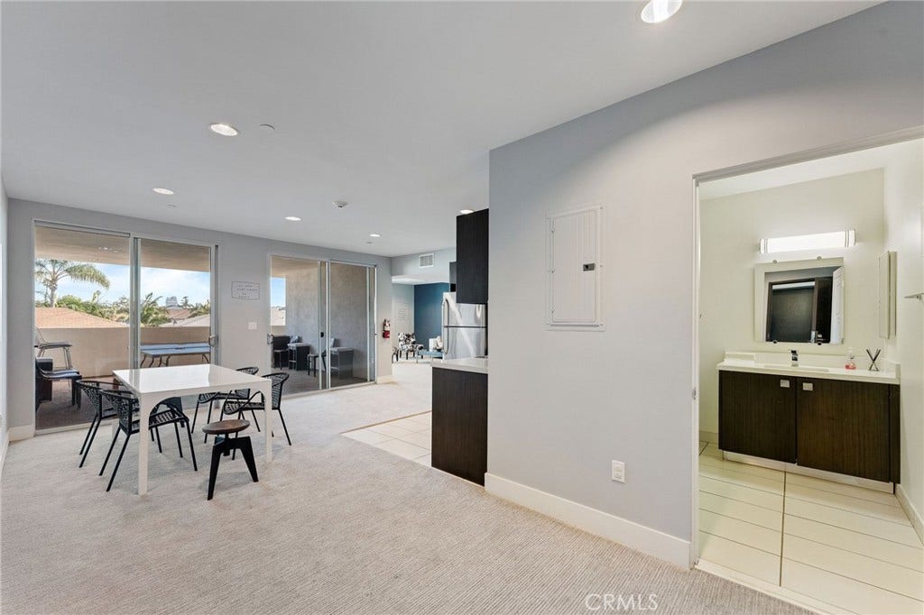 118 N Kings Rd, #201, Los Angeles, CA 90048 HOA Rec room