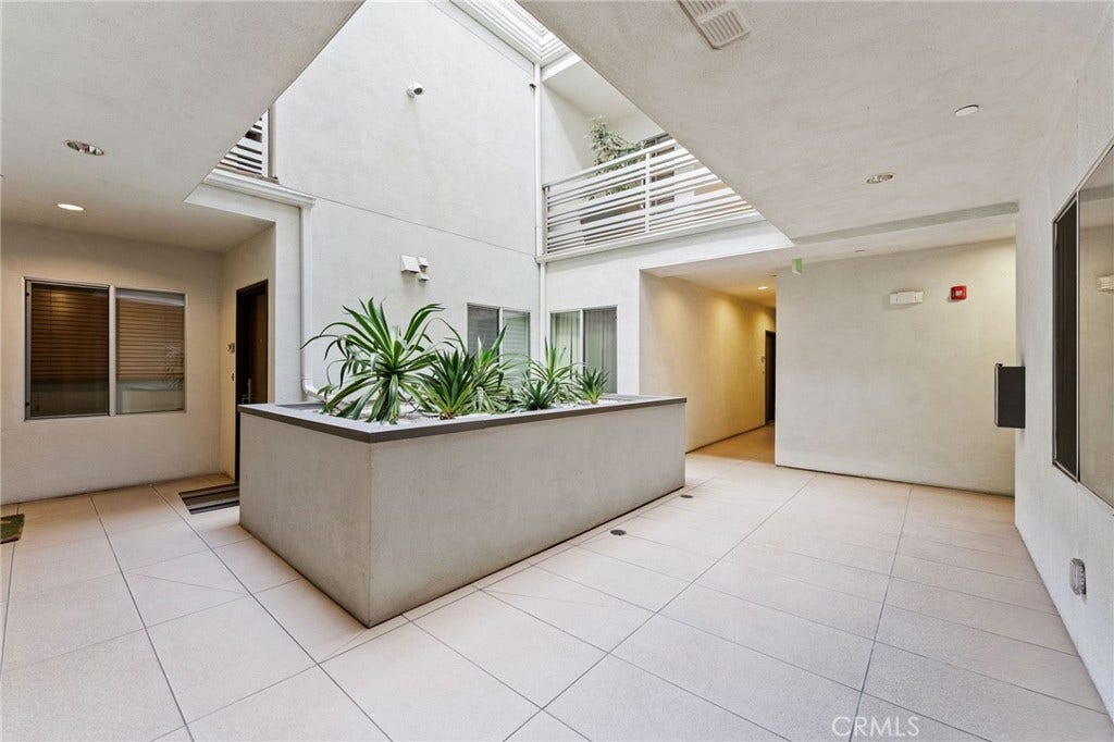118 N Kings Rd, #201, Los Angeles, CA 90048 118 N Kings Rd, #201, Los Angeles, CA 90048