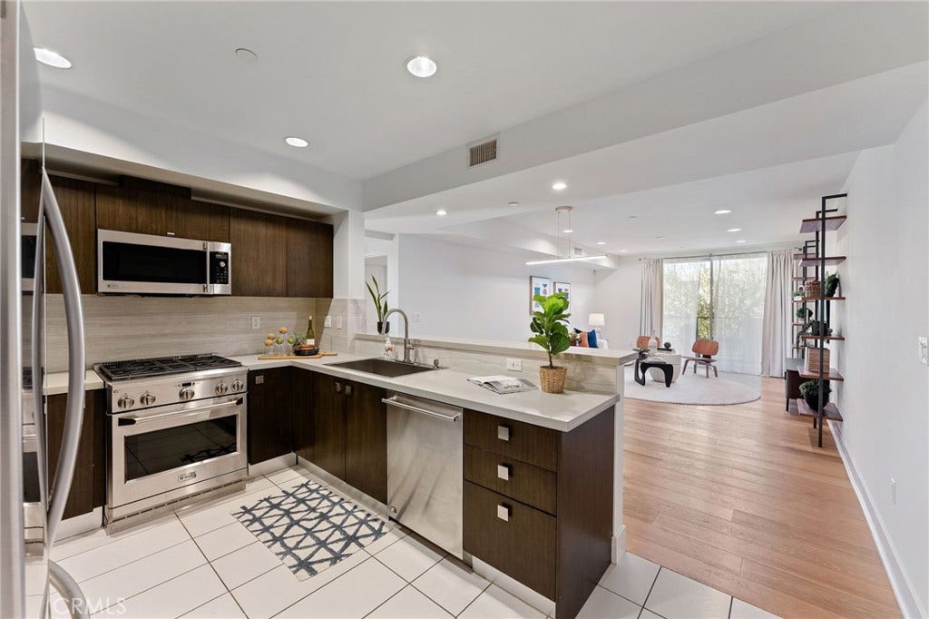 118 N Kings Rd, #201, Los Angeles, CA 90048 118 N Kings Rd, #201, Los Angeles, CA 90048