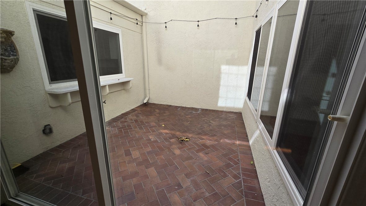 24 Morena, Irvine, CA 92612 Interior Patio Area