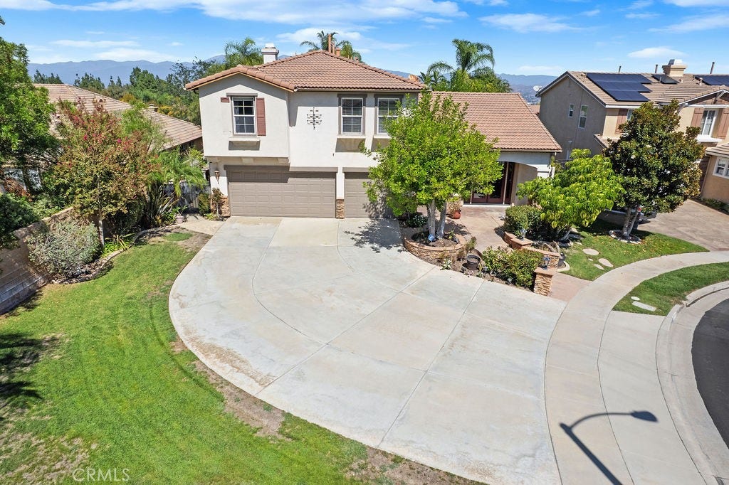 135 Custer Circle, Corona, CA 92881 Large Driveway up to the 3 Car Garage
