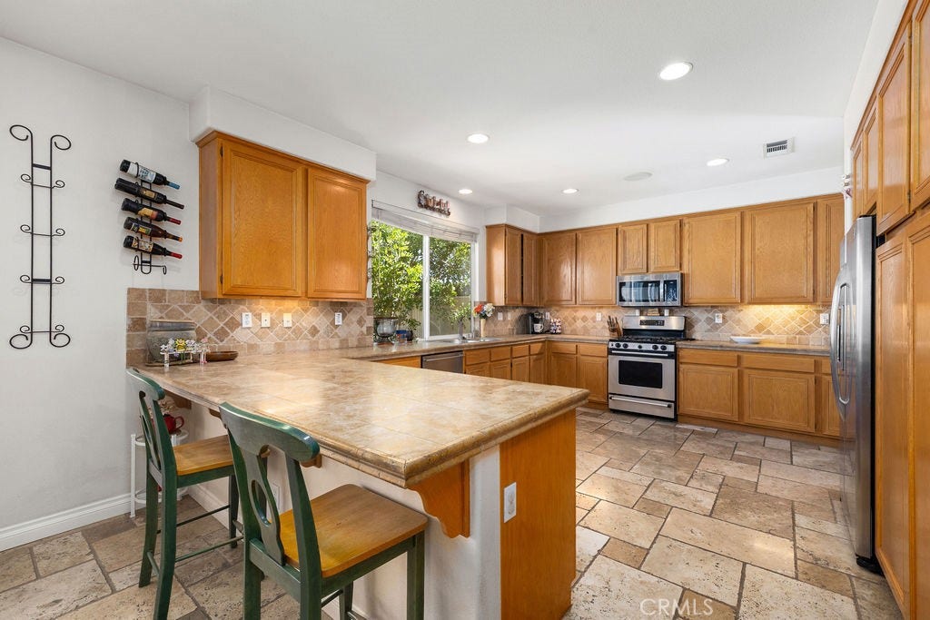 135 Custer Circle, Corona, CA 92881 Kitchen Breakfast Bar