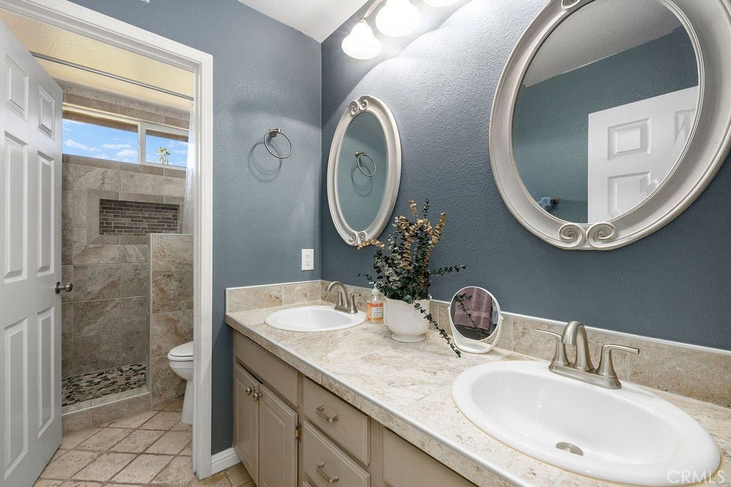 135 Custer Circle, Corona, CA 92881 Upstairs Hall BAthroom