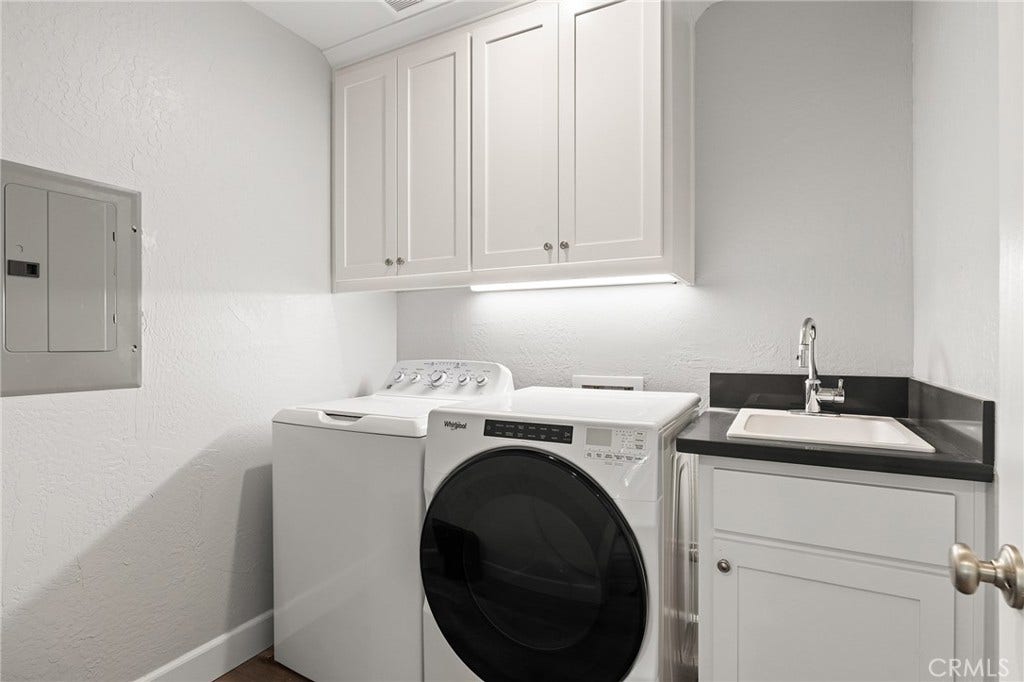 5548 Kemlyn Lane, Paradise, CA 95969 Separate laundry room with utility sink