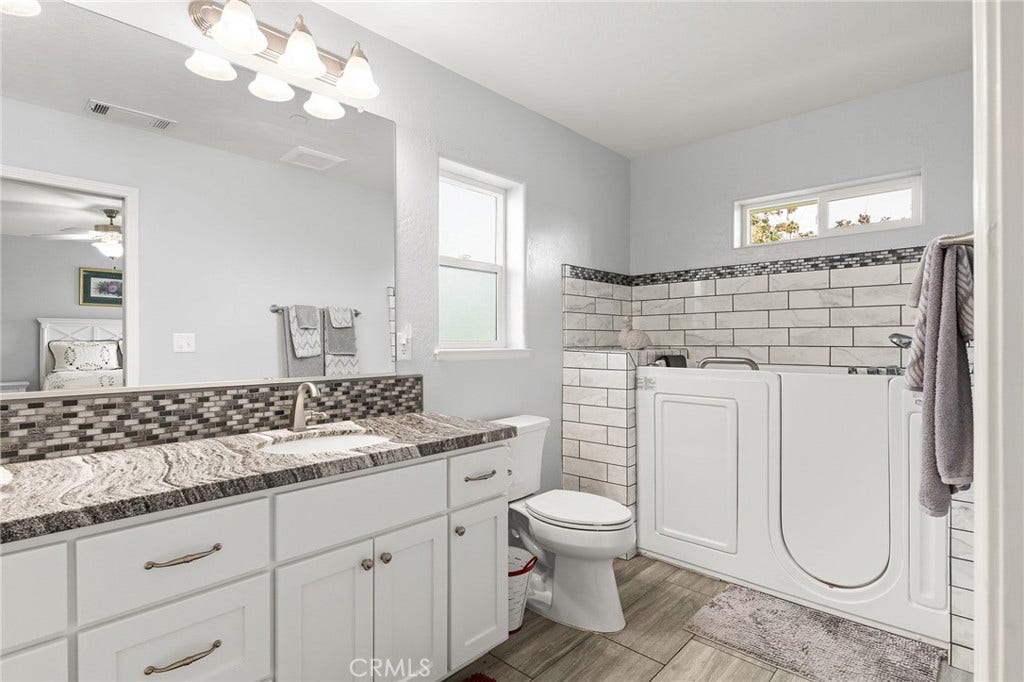 5548 Kemlyn Lane, Paradise, CA 95969 Primary bathroom showing walk -in tub - handicap accessible