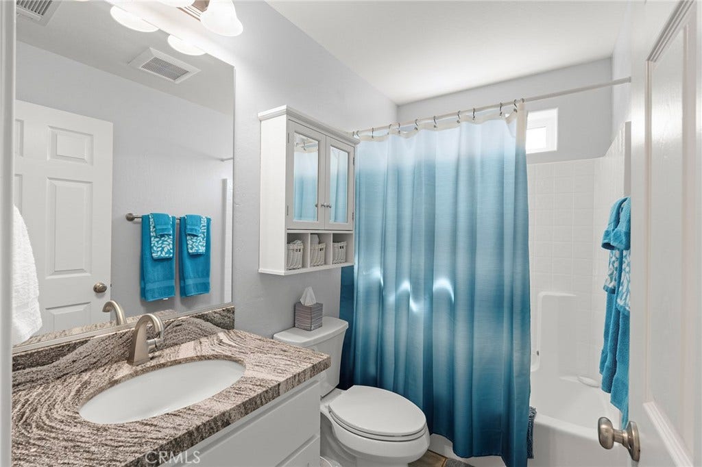 5548 Kemlyn Lane, Paradise, CA 95969 Main bathroom - located in between the 2 bedrooms & off of living room area