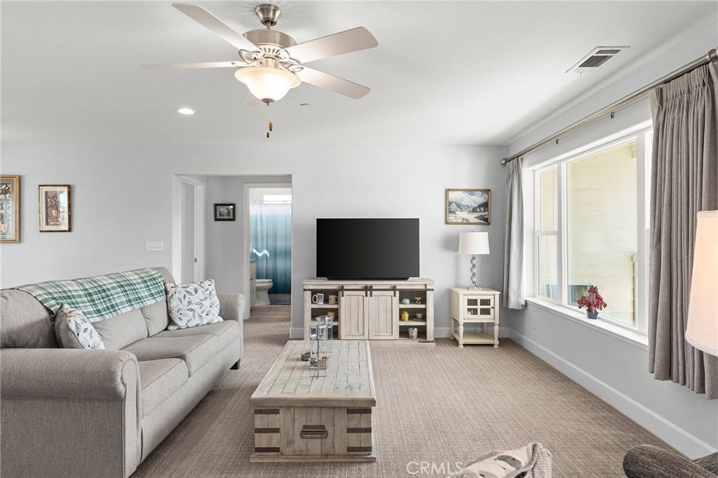 5548 Kemlyn Lane, Paradise, CA 95969 side living room view