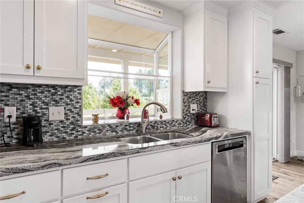 5548 Kemlyn Lane, Paradise, CA 95969 Beautiful Quartz countertops - double stainless sink