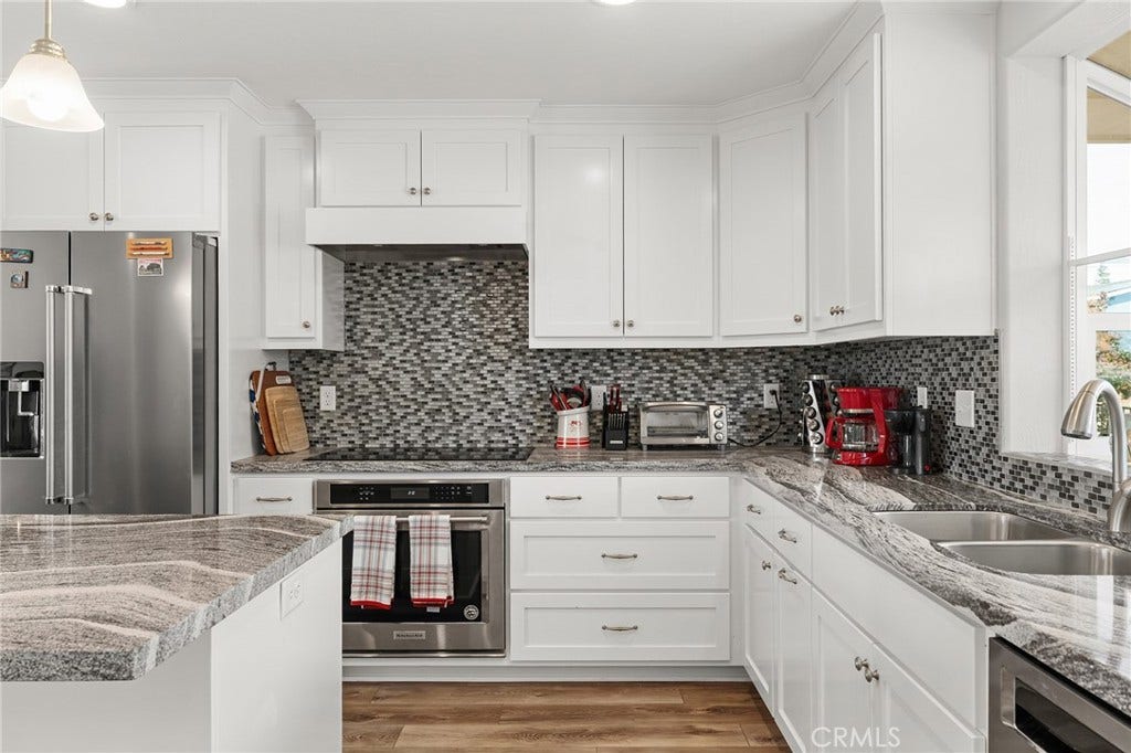 5548 Kemlyn Lane, Paradise, CA 95969 Showing glass tile backsplash & nice stainless appliances