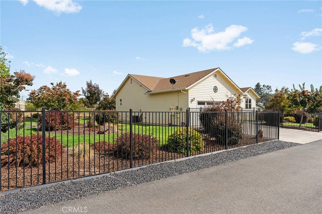 5548 Kemlyn Lane, Paradise, CA 95969 Side yard - property is fully fenced with Black Steel fencing