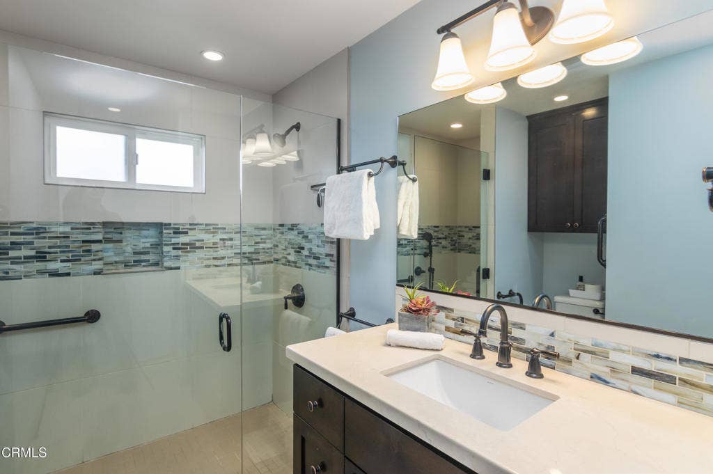 258 N Mayflower Avenue, Monrovia, CA 91016 18-Main bathroom