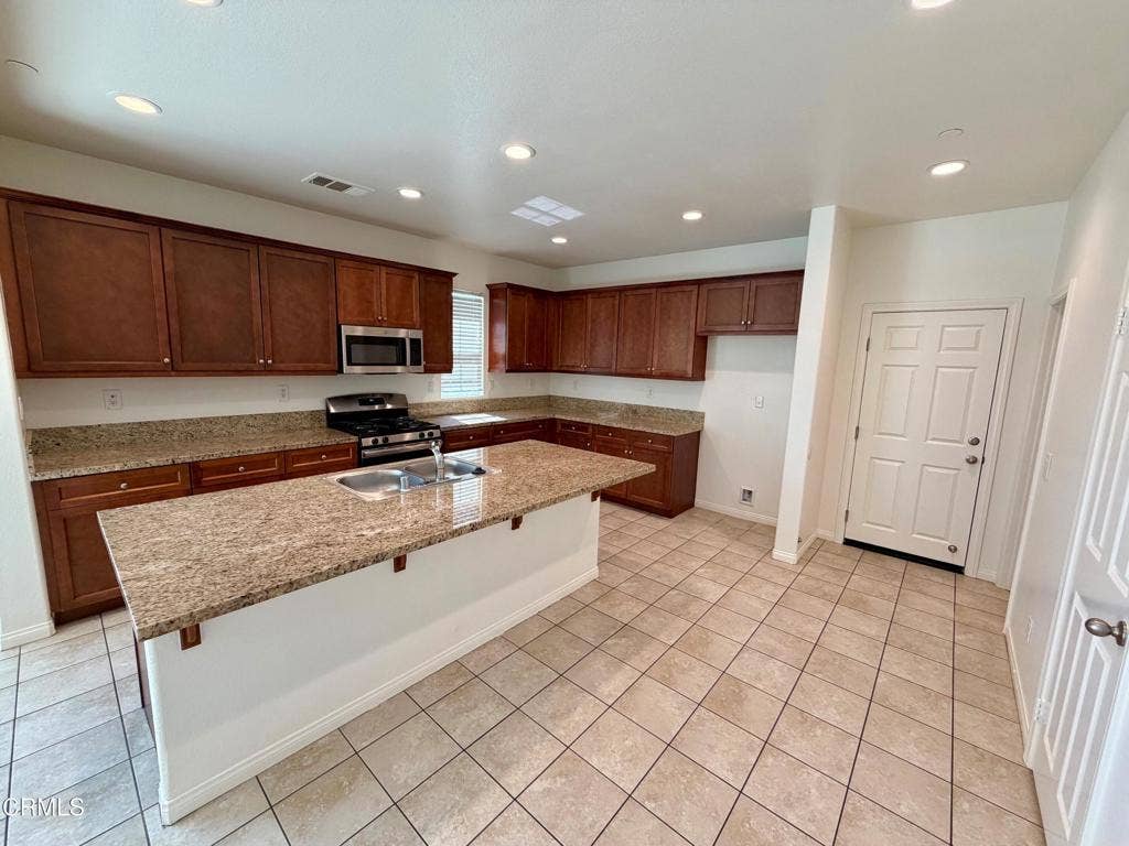 699 S Mandarin Lane, Rialto, CA 92376 4