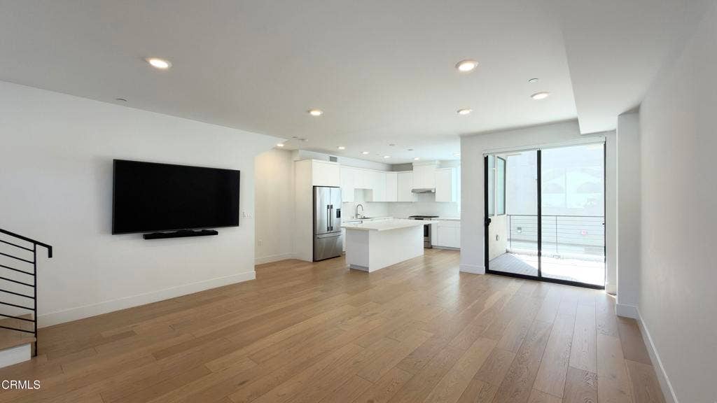 2172 Clifford Street, Los Angeles, CA 90026 4. Living room_3