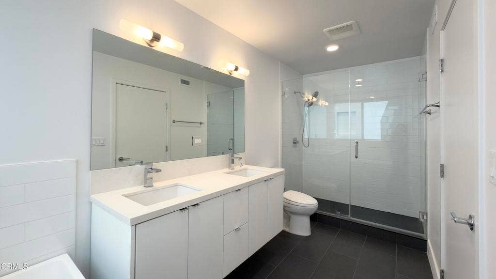 2172 Clifford Street, Los Angeles, CA 90026 17. primary bath_IMG_0427