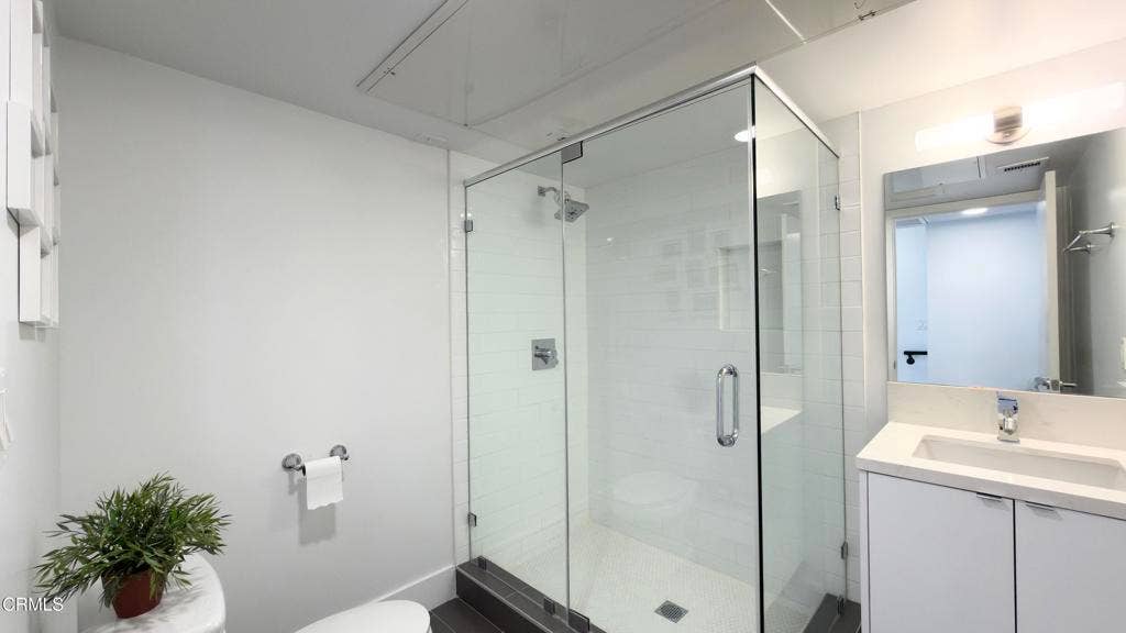 2172 Clifford Street, Los Angeles, CA 90026 23. hall bath_IMG_0429