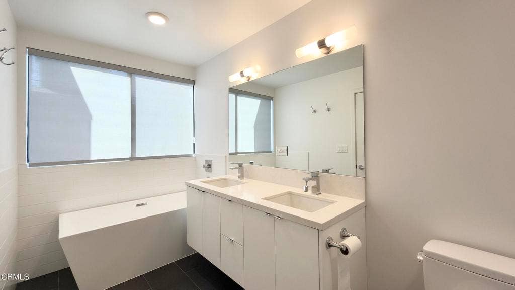 2172 Clifford Street, Los Angeles, CA 90026 18. primary bath_IMG_0426