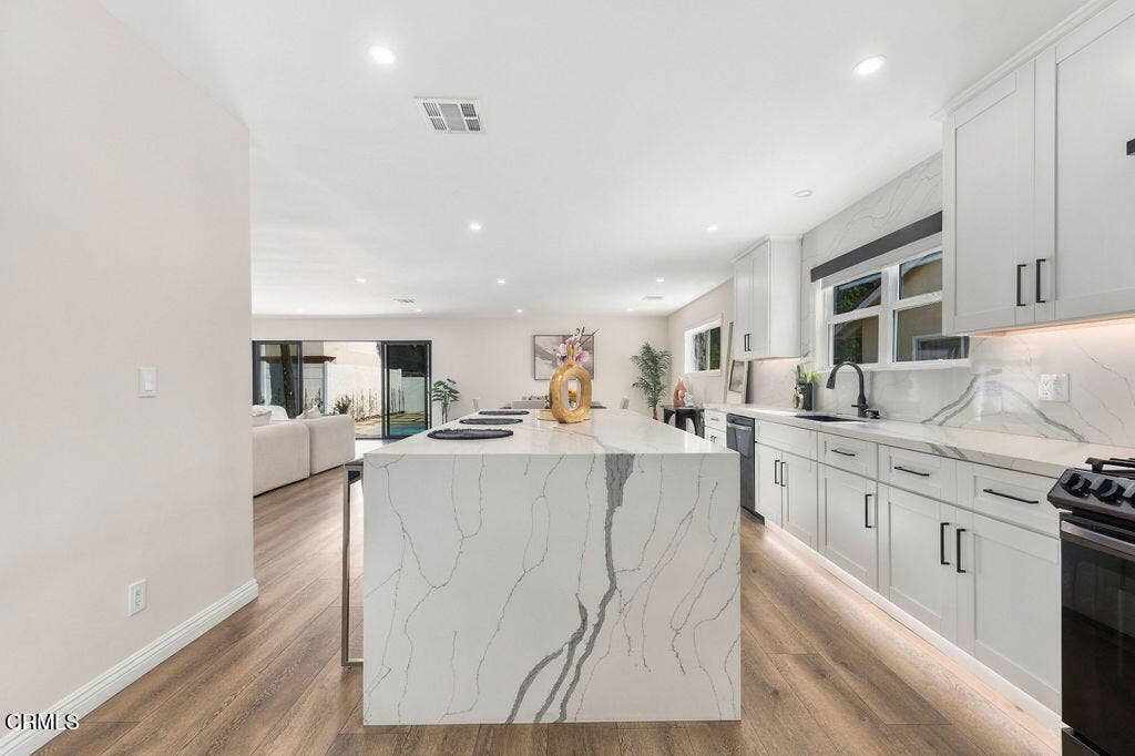 8334 Gladbeck Avenue, Northridge, CA 91324 IrenBzunixNorthridgephotos-30