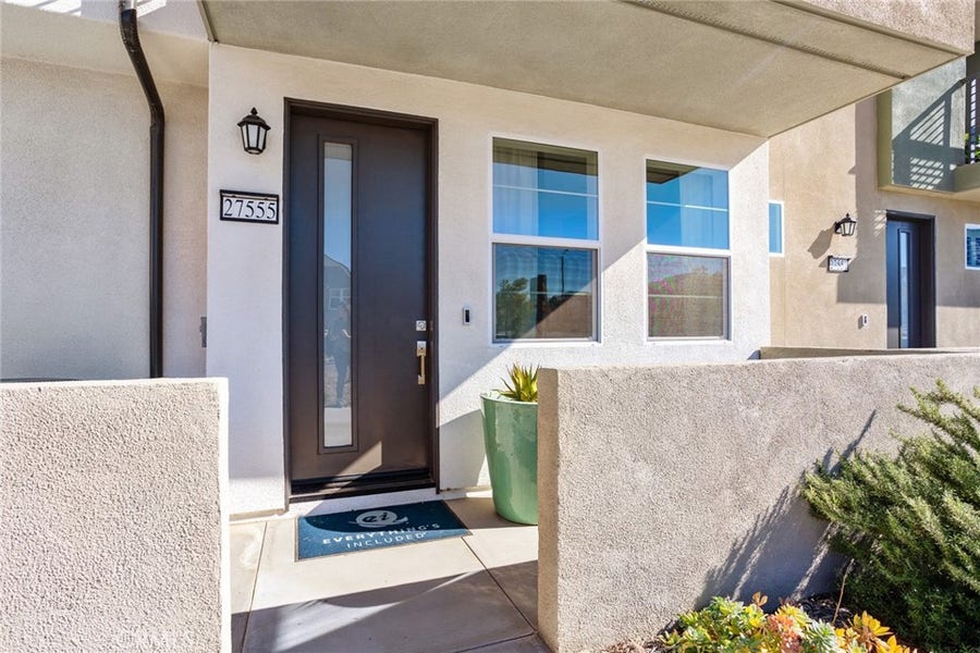 Property photo for 27555 Blackbird Court, Valencia, CA