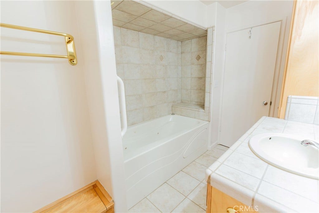 2440 E Howard, Visalia, CA 93292 2440 E Howard, Visalia, CA 93292