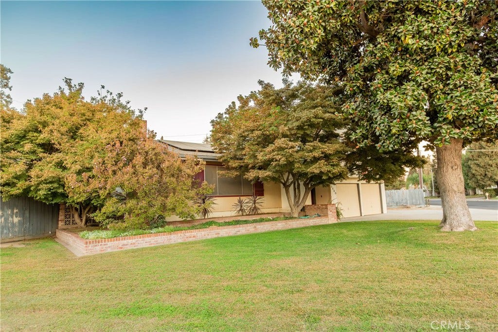 2440 E Howard, Visalia, CA 93292 2440 E Howard, Visalia, CA 93292