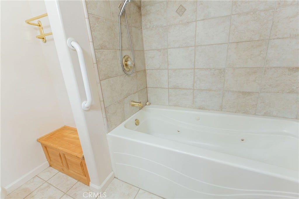 2440 E Howard, Visalia, CA 93292 2440 E Howard, Visalia, CA 93292