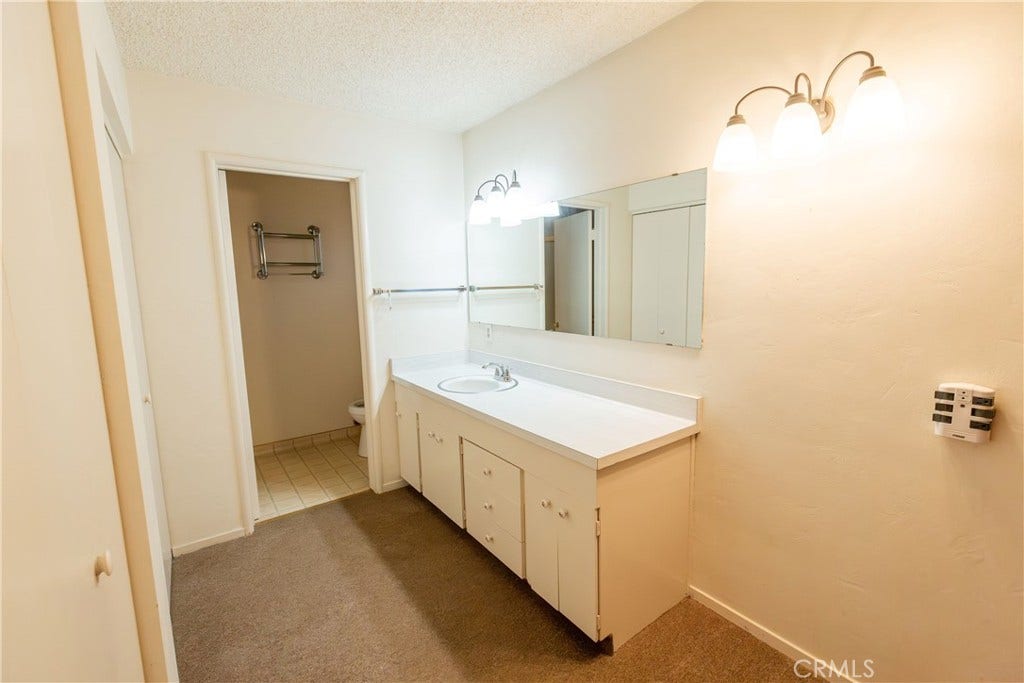 2440 E Howard, Visalia, CA 93292 2440 E Howard, Visalia, CA 93292