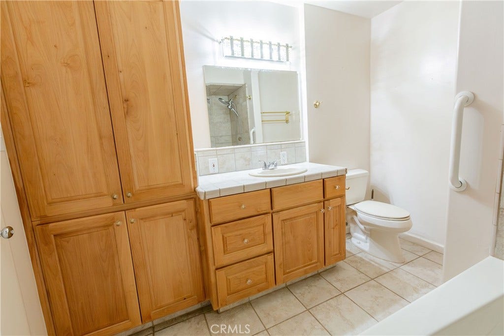 2440 E Howard, Visalia, CA 93292 2440 E Howard, Visalia, CA 93292