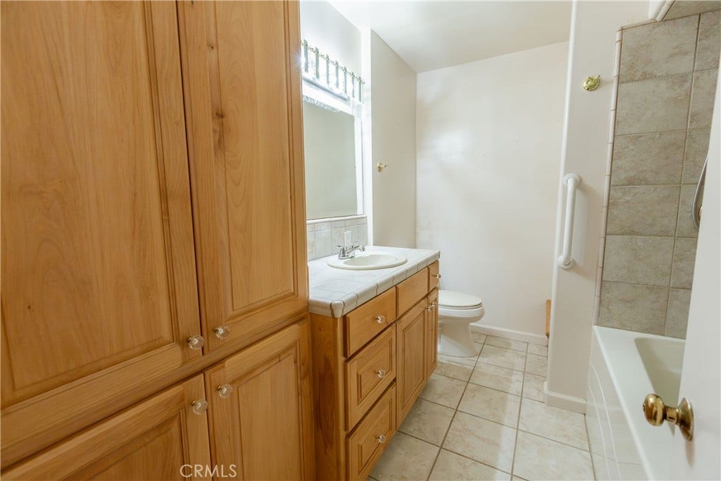 2440 E Howard, Visalia, CA 93292 2440 E Howard, Visalia, CA 93292