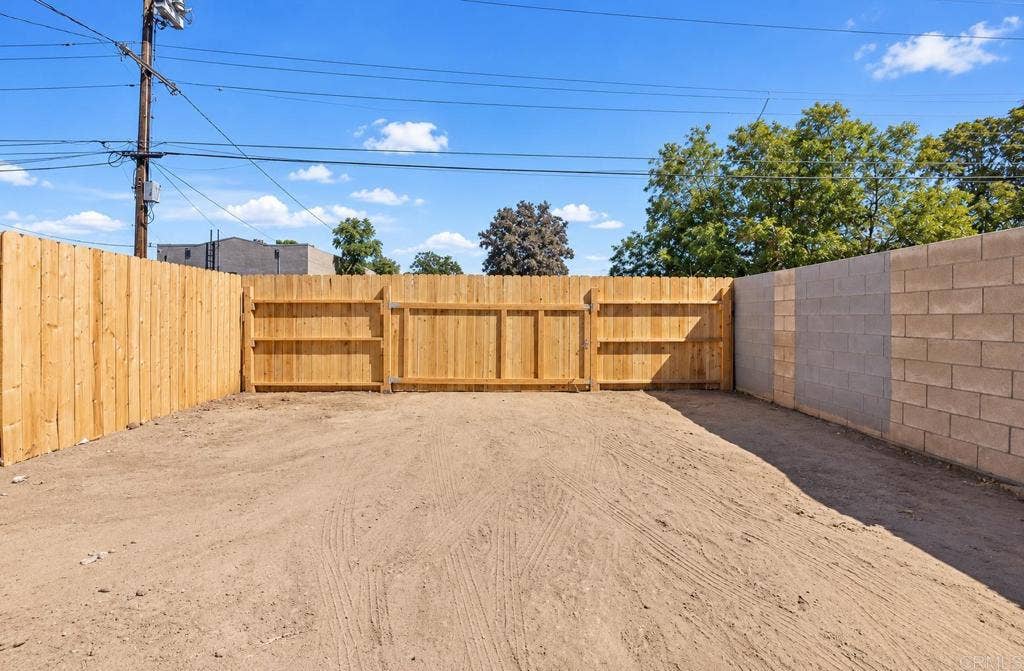 1410 Monterey Street, Bakersfield, CA 93305