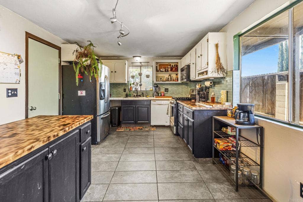 33200 Benner Street, Lake Elsinore, CA 92530 33200 Benner Street, Lake Elsinore, CA 92530