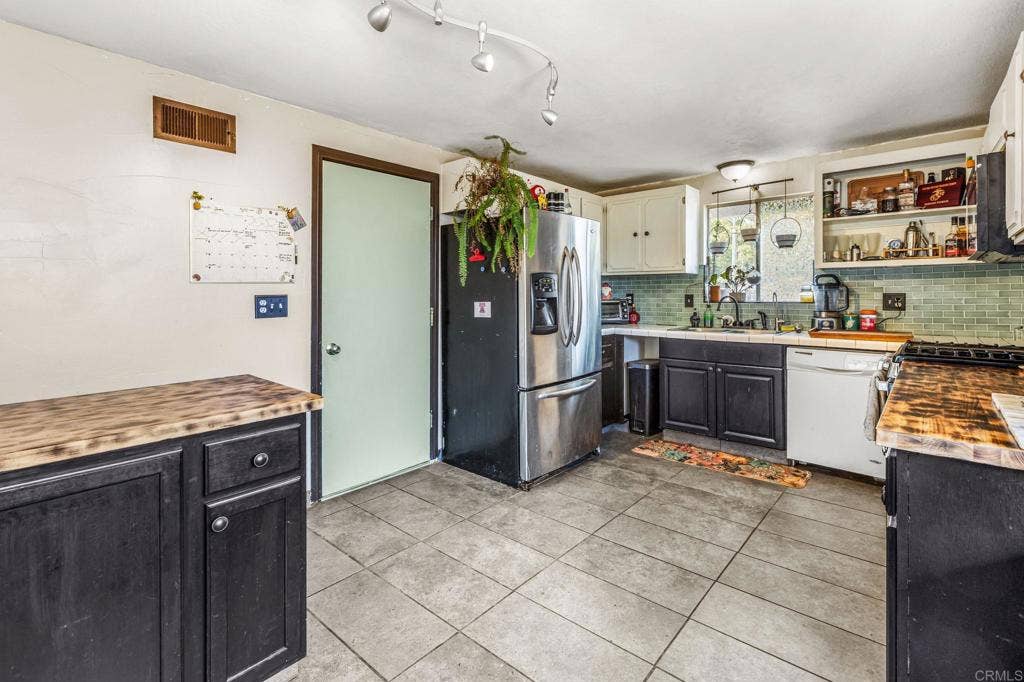 33200 Benner Street, Lake Elsinore, CA 92530 33200 Benner Street, Lake Elsinore, CA 92530