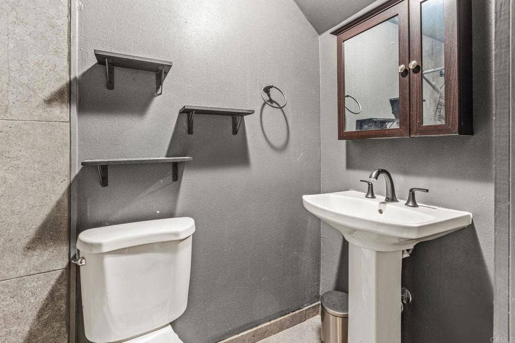 33200 Benner Street, Lake Elsinore, CA 92530 33200 Benner Street, Lake Elsinore, CA 92530