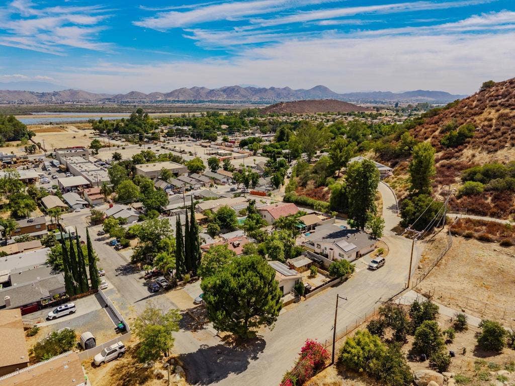 33200 Benner Street, Lake Elsinore, CA 92530 33200 Benner Street, Lake Elsinore, CA 92530