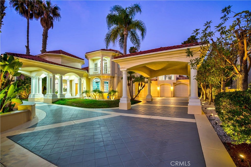Long Driveway w 3 car garage
