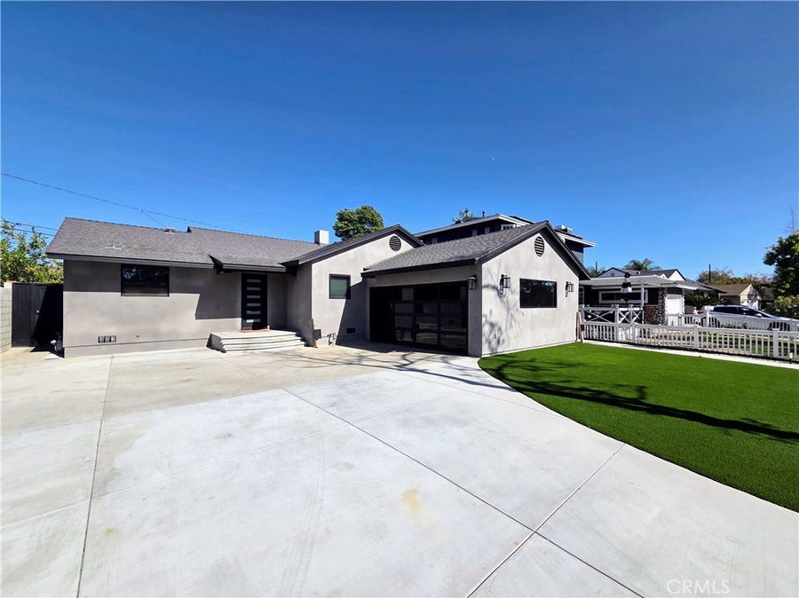 Property photo for 2102 Nipomo Avenue, Long Beach, CA