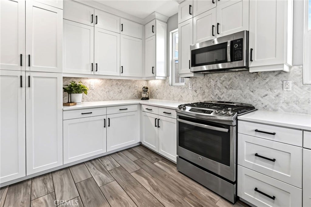 14 Marisol, Rancho Mission Viejo, CA 92694 The kitchen features a beautiful backsplash and lots of counter and cabinet space.