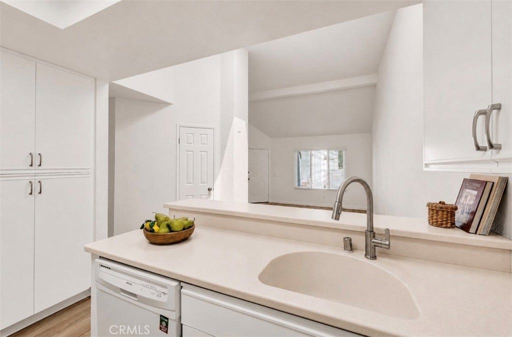 22 Aruba, Laguna Niguel, CA 92677 Light and bright open concept living area.