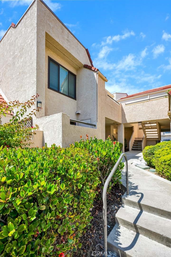 22 Aruba, Laguna Niguel, CA 92677 Stunning upper-level unit featuring two bedrooms and two bathrooms.