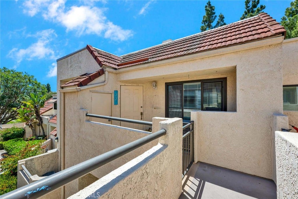 22 Aruba, Laguna Niguel, CA 92677 Spacious upper-level unit featuring a functional, single-level floor plan for effortless living