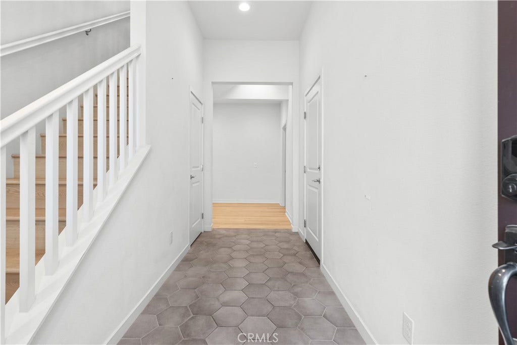 604 White Oaks, Lake Forest, CA 92610 Entry 1st level