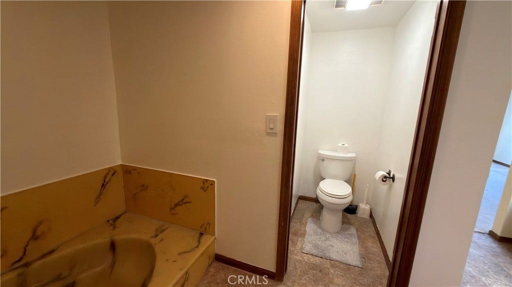 6358 Riviera Circle, Long Beach, CA 90815 Commode