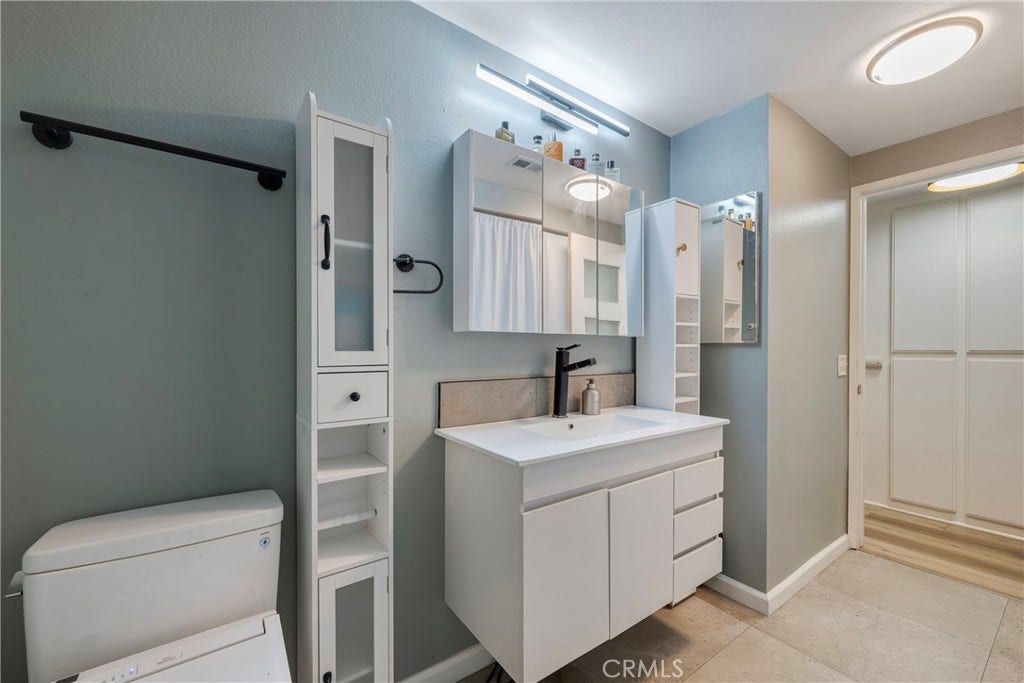 Trophy of the Neighborhood, 2 Brm, 2 Bth, 2 Car Garage, Gated Community