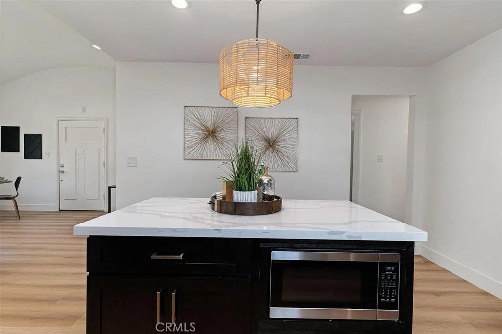1050 S Plymouth, Los Angeles, CA 90019 1050 S Plymouth, Los Angeles, CA 90019