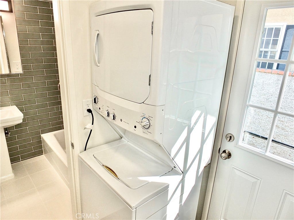 3726 Weston Place, Long Beach, CA 90807 Stackable washer and dryer included