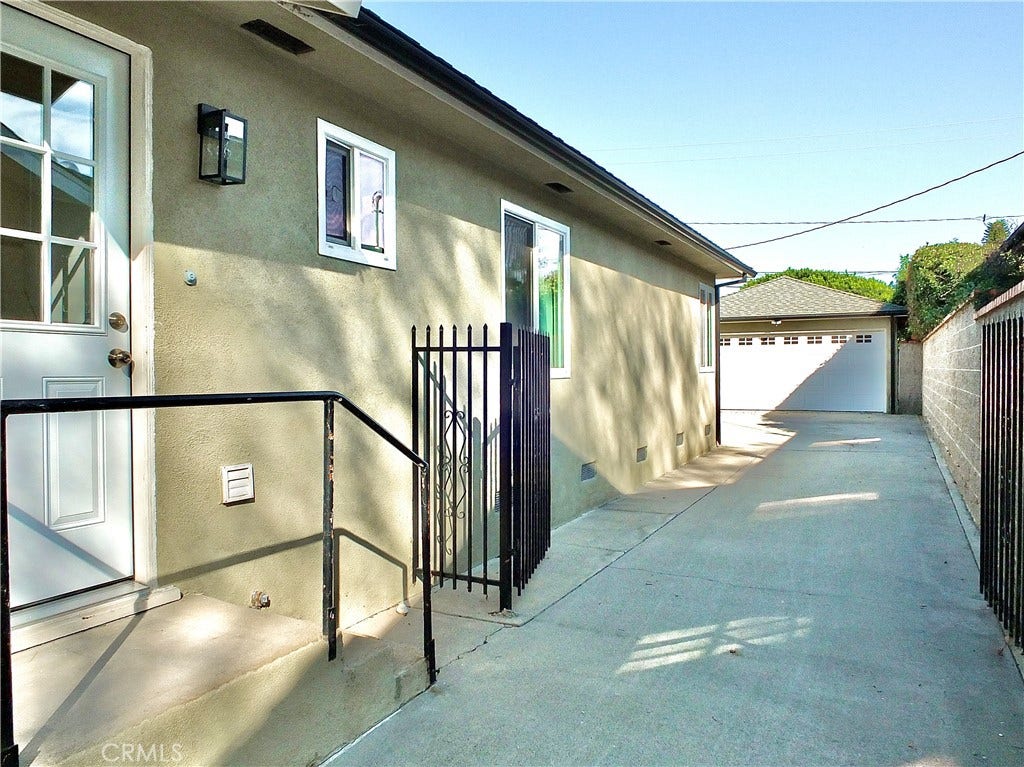 3726 Weston Place, Long Beach, CA 90807 Convenient side entrance with brand new door and light