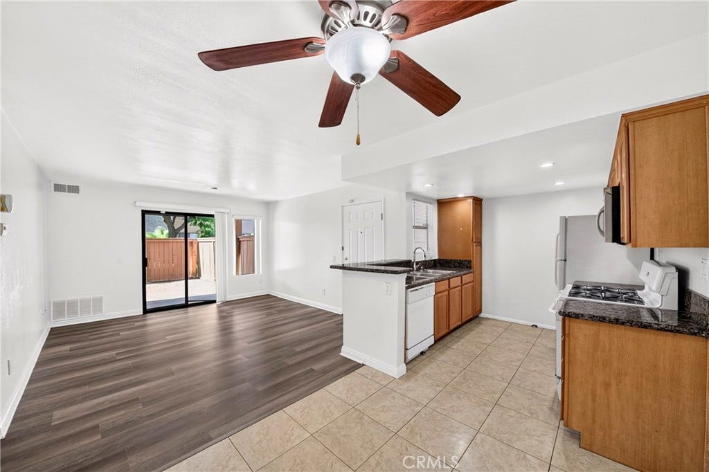 1315 Massachusetts Avenue, #103, Riverside, CA 92507 Kitchen/Dining combo